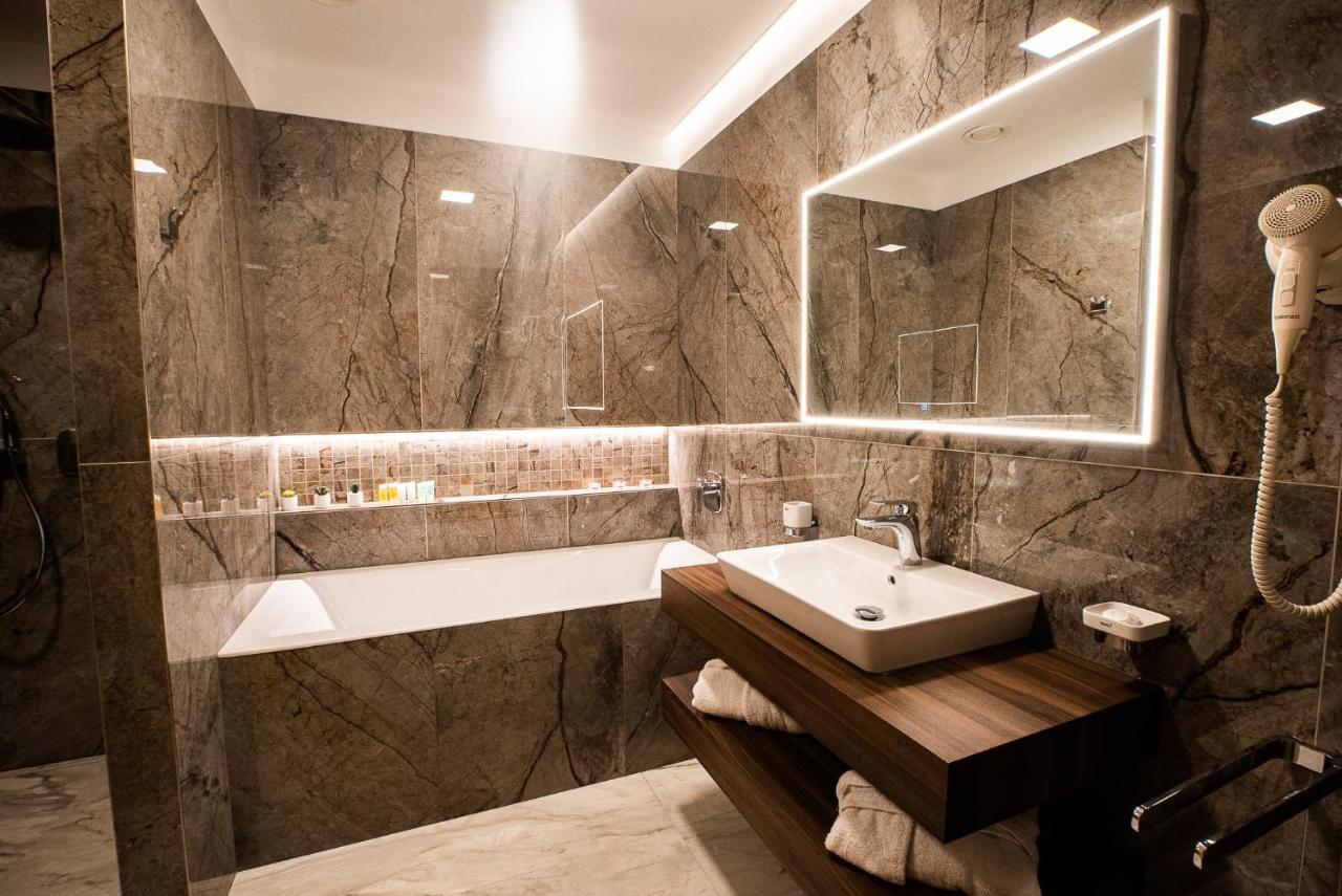 Hotel Pod Zamkem Велке-Мезиржичи Экстерьер фото