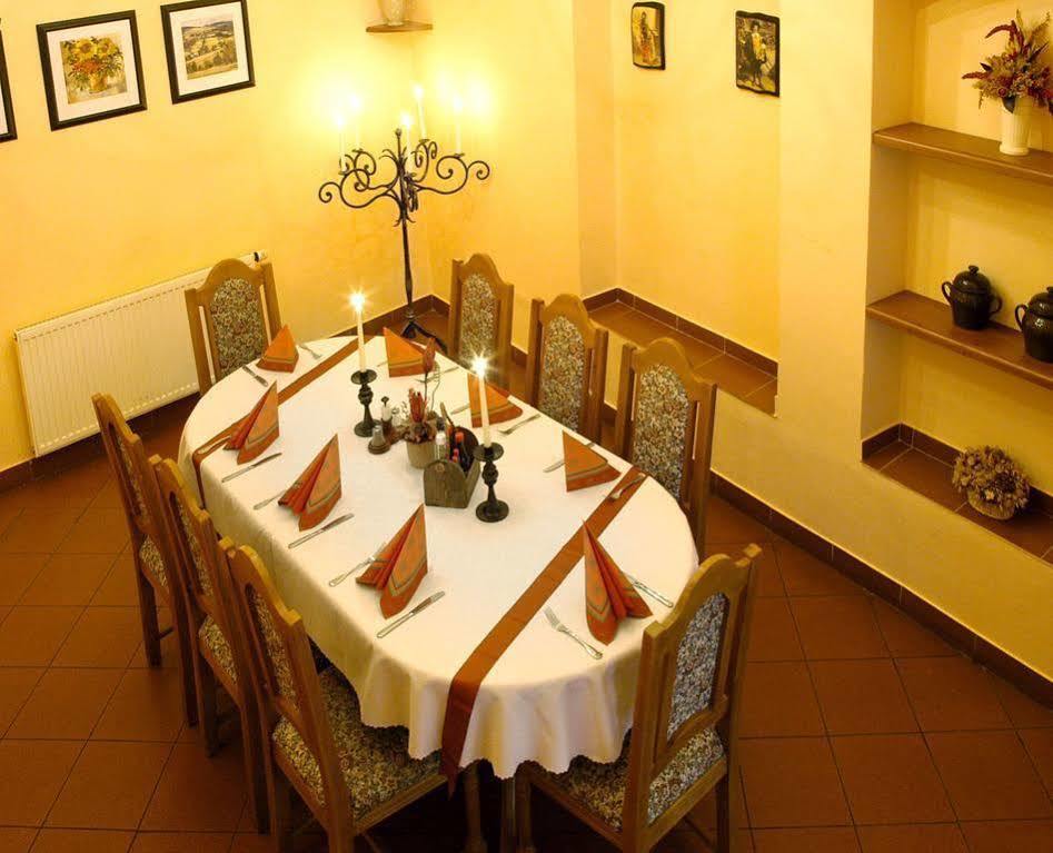 Hotel Pod Zamkem Велке-Мезиржичи Экстерьер фото